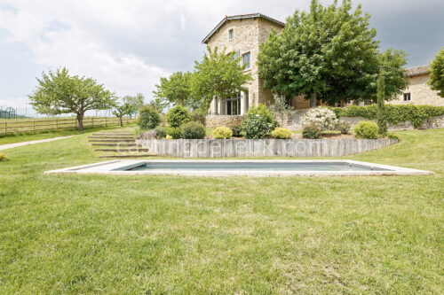 FR094 - Ancien presbytère rénové avec parc et vue sur les Monts du Lyonnais