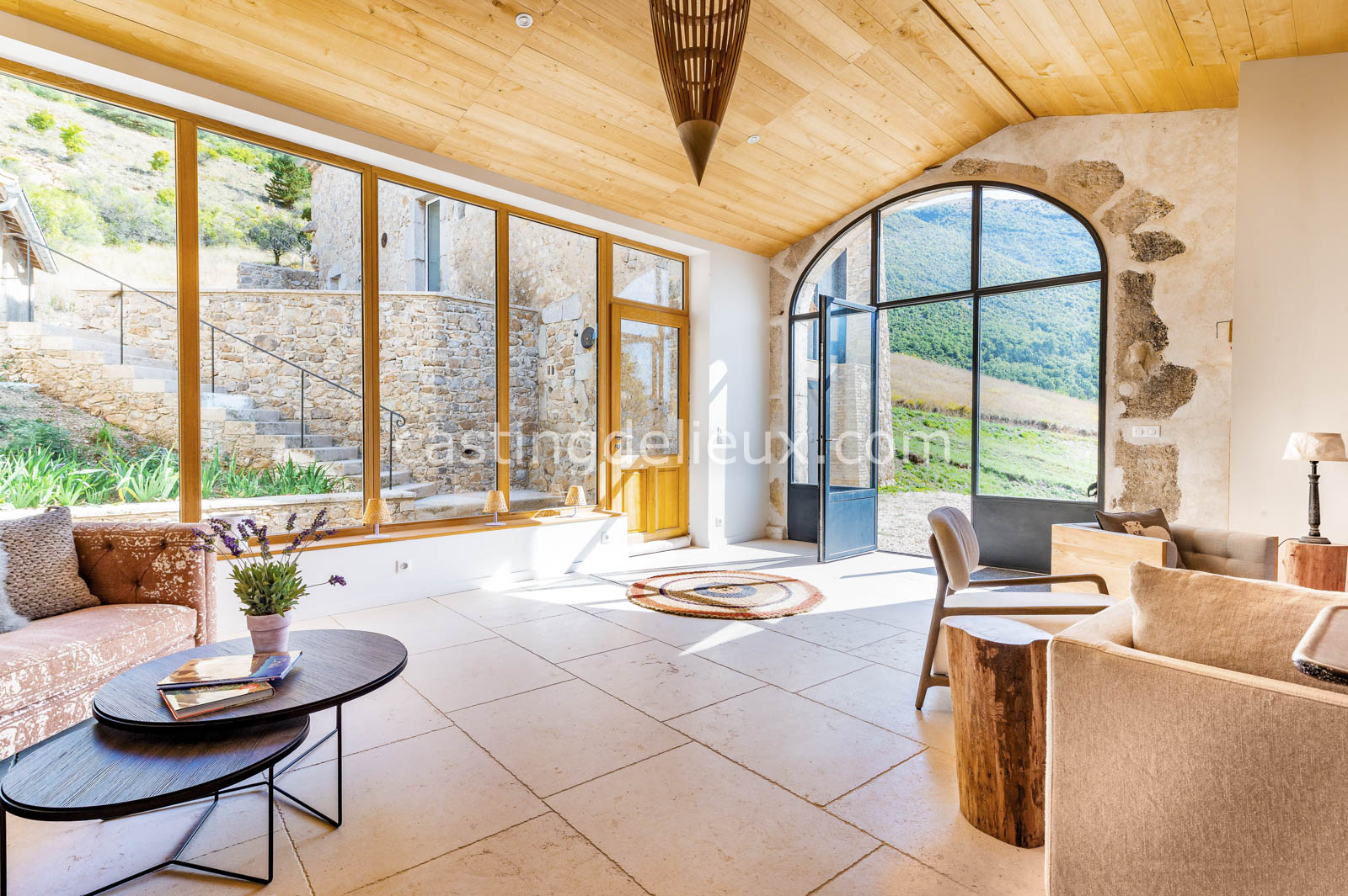 Ferme rénovée shooting photo Drôme FR184 avec pierre, grands volumes, lumière naturelle, piscine et vue montagne