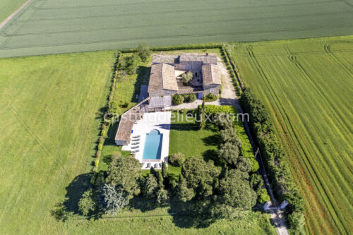 Ferme provençale shooting photo Montélimar FR185 avec pierre apparente, grands volumes, terrasse, piscine et lumière naturelle