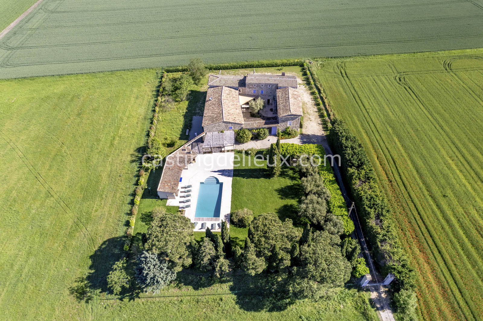 Ferme provençale shooting photo Montélimar FR185 avec pierre apparente, grands volumes, terrasse, piscine et lumière naturelle