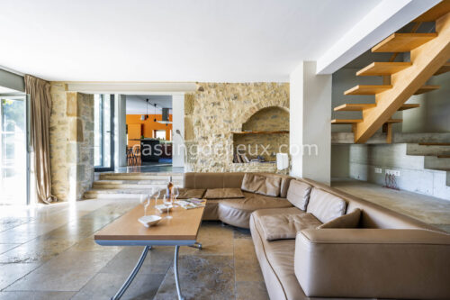 Maison contemporaine shooting photo Drôme FR186 avec grandes baies vitrées, béton ciré, terrasse, piscine et lumière naturelle