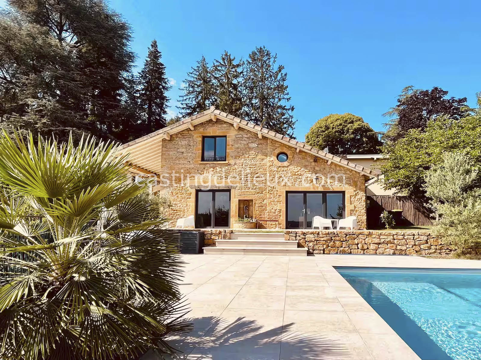 Maison contemporaine shooting photo Lyon FR188 avec grande hauteur sous plafond, baies vitrées, pierre apparente, piscine et lumière naturelle