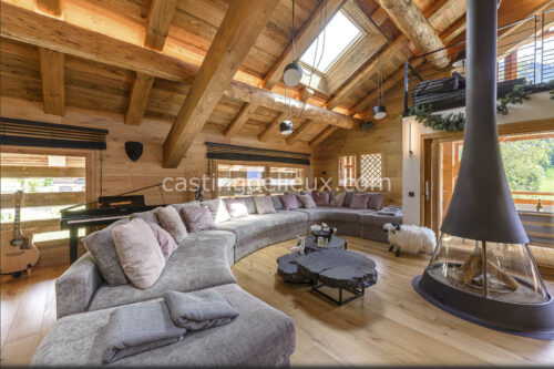 Chalet shooting photo Haute-Savoie FR190 avec charpente bois, grande hauteur sous plafond, piscine intérieure, spa et vue montagne