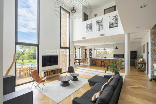 Villa contemporaine shooting Var FR192 avec baies vitrées, hauteur 7 m, piscine, terrasse et jardin paysager