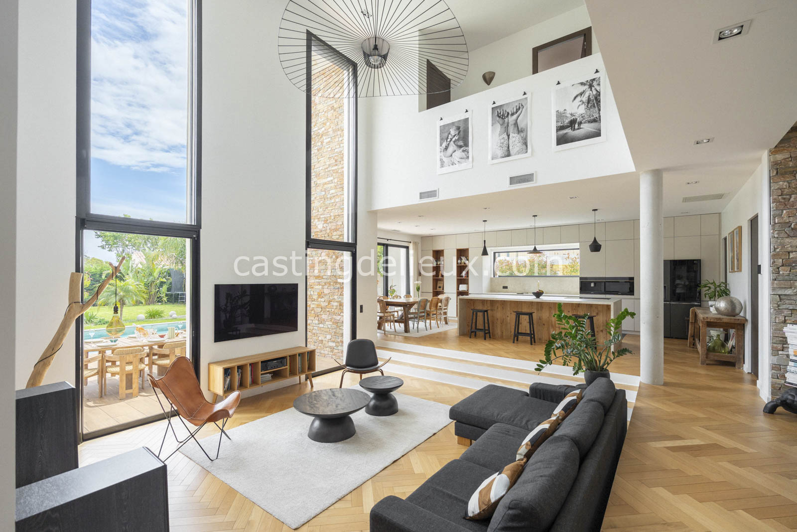 Villa contemporaine shooting Var FR192 avec baies vitrées, hauteur 7 m, piscine, terrasse et jardin paysager