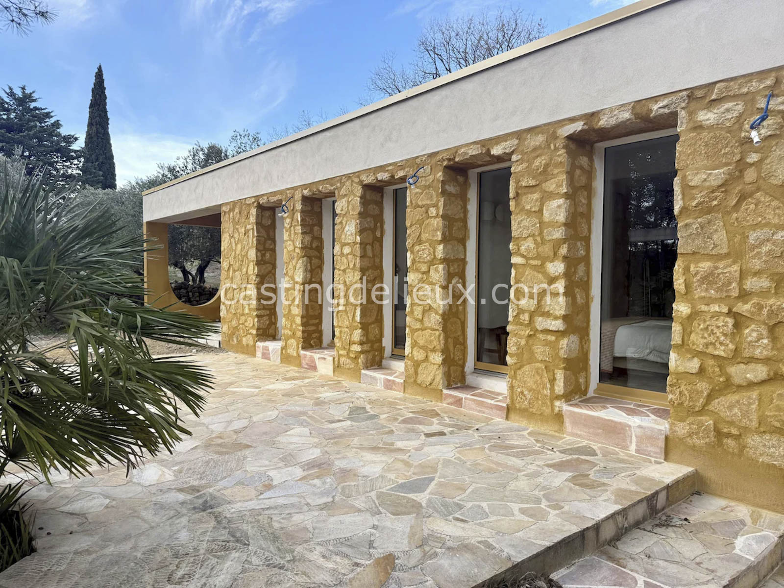 Maison d’architecte shooting photo Vaucluse FR193 avec design années 70, baies vitrées, terrasse, piscine et jardin provençal