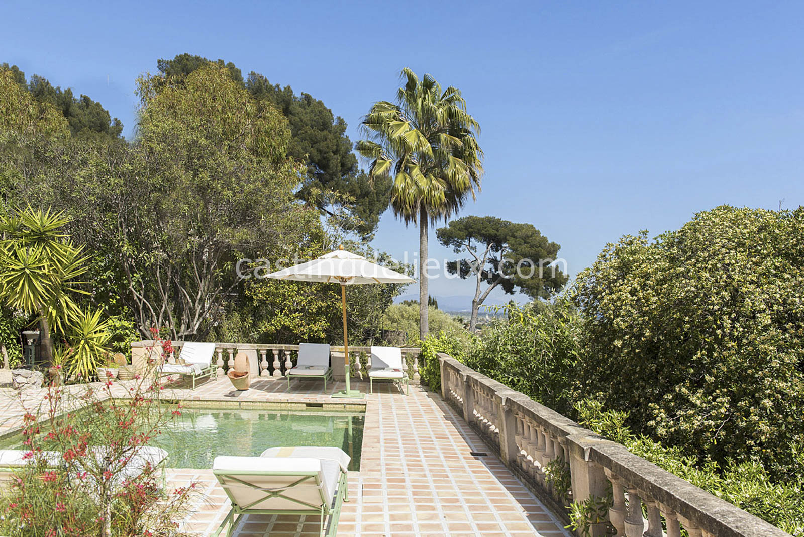 Villa Art Nouveau shooting photo Var FR194 avec jardin paysager, potager, piscine chauffée, tomettes et ambiance colorée