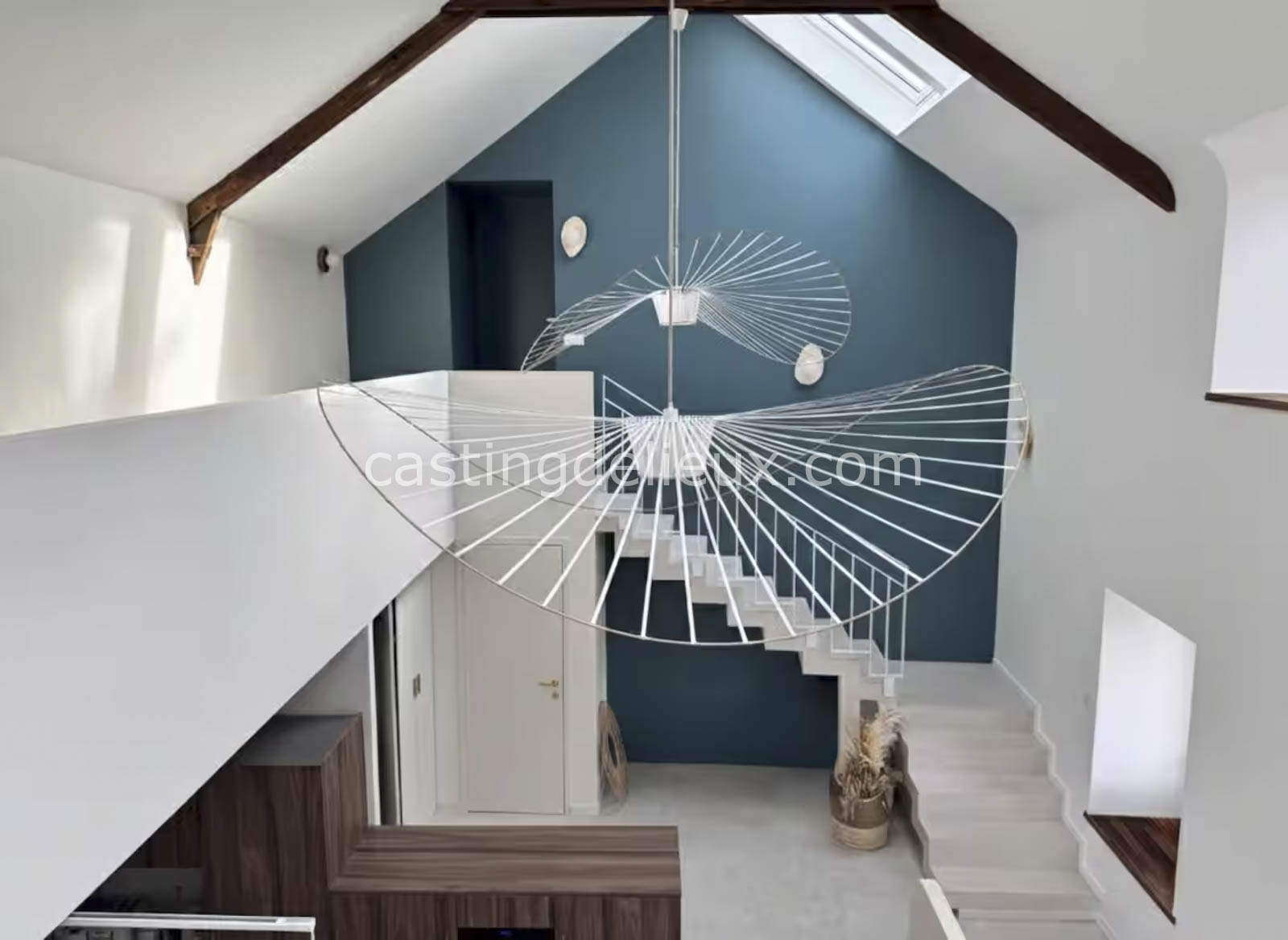 castingdelieux.com-FR195-location-lieux-tournage-shootingphoto-Morbihan-9 Demeure familiale shooting photo Bretagne FR195 avec baies vitrées, hauteur 7 m, jardin paysager, grange, vue mer et bain nordique