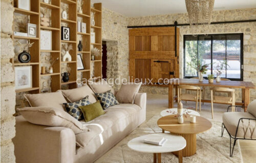 Mas élégant shooting photo Montpellier FR199 avec baies vitrées, jardin paysager, piscine, terrasse jacuzzi et murs en pierre