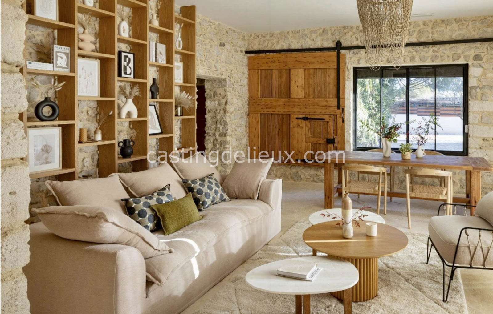 Mas élégant shooting photo Montpellier FR199 avec baies vitrées, jardin paysager, piscine, terrasse jacuzzi et murs en pierre