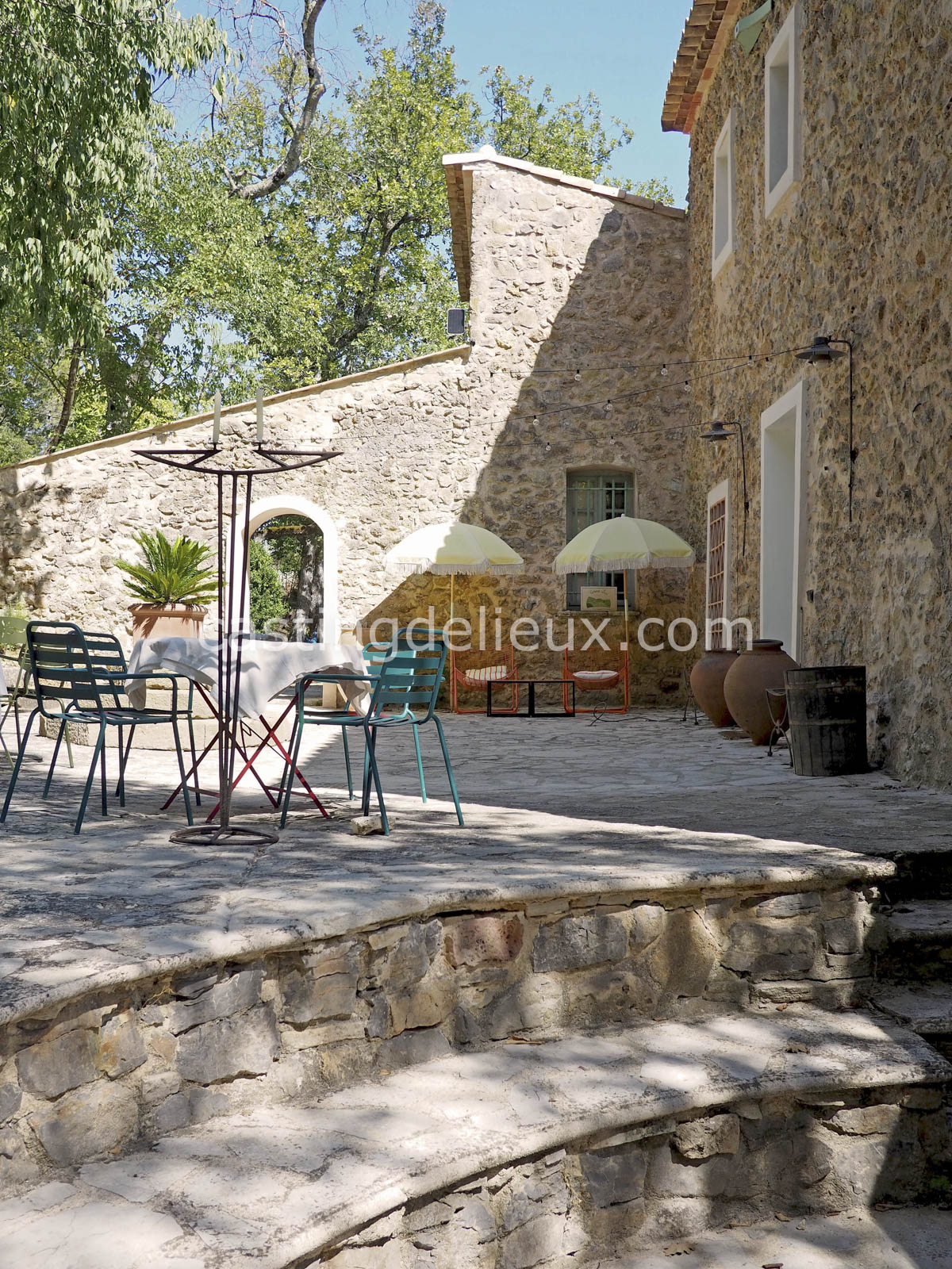 Domaine provençal shooting photo Var FR200 avec maison en pierre, restanques, cour intérieure, piscine, terrasse couverte et lumière naturelle