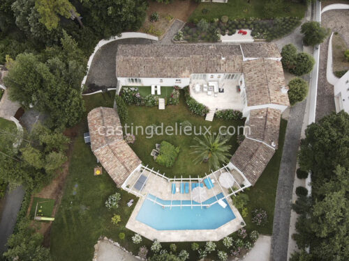 Villa hacienda shooting Saint-Paul-de-Vence FR203 avec baies vitrées, jardin paysager, piscine chauffée, pool house et terrasse