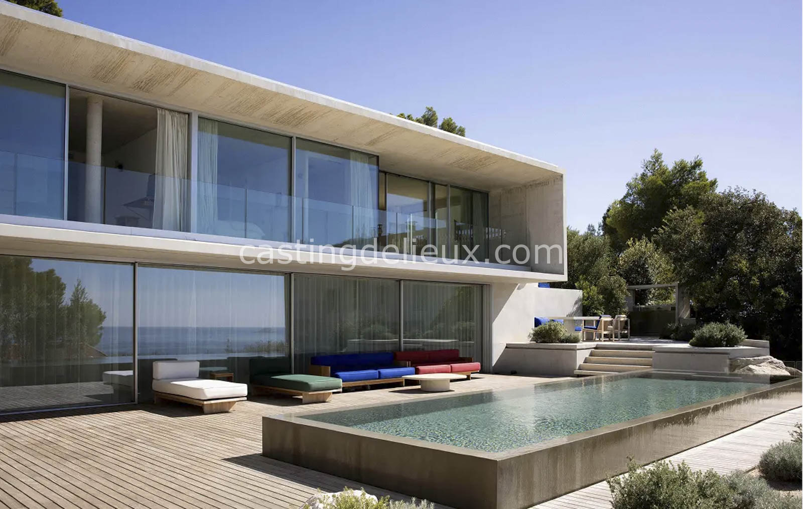 Villa contemporaine shooting photo Marseille FR204 avec béton brut, grandes baies vitrées, piscine chauffée, vue mer et terrasses