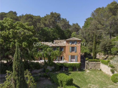 Propriété toscane shooting Aix-en-Provence FR205 avec fresques, grand salon, cour intérieure, bassin, piscine et parc arboré
