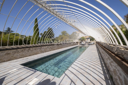 Domaine avec orangerie shooting photo Montpellier FR206 avec parc paysager, piscine chauffée, lac, terrasse et lumière naturelle