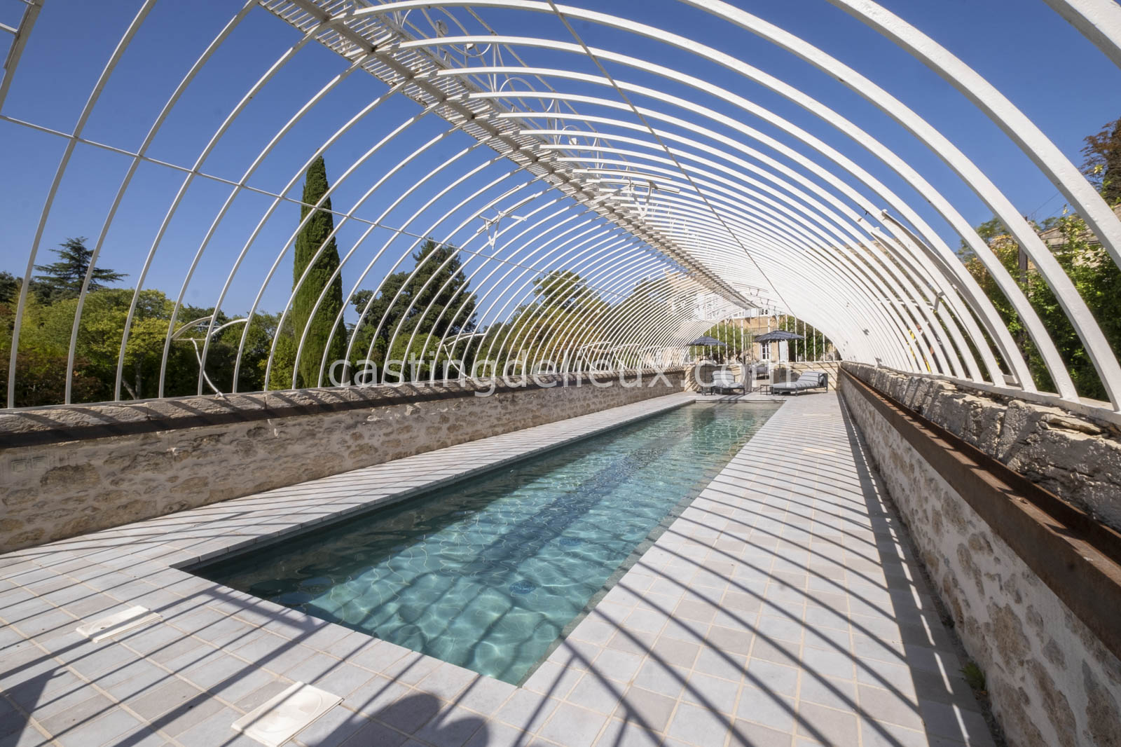 Domaine avec orangerie shooting photo Montpellier FR206 avec parc paysager, piscine chauffée, lac, terrasse et lumière naturelle